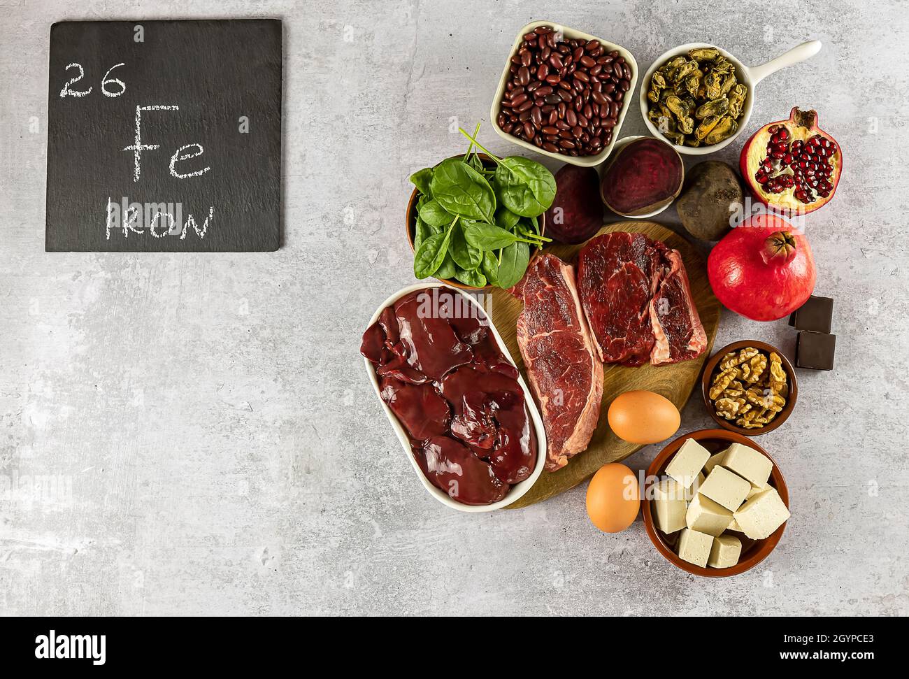 Alimenti ad alto contenuto di ferro, comprese uova, noci, spinaci, fagioli, tofu, fegato, manzo, barbabietola, cozze, e cioccolato fondente. Foto Stock