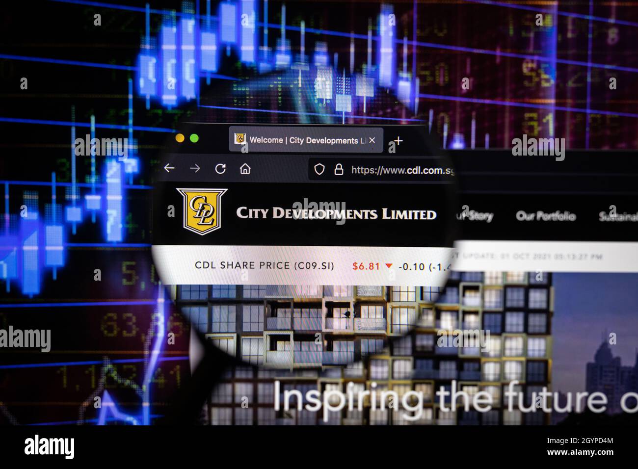 City Developments Limited logo aziendale su un sito web con blurry sviluppi del mercato azionario in background, visto su uno schermo del computer Foto Stock