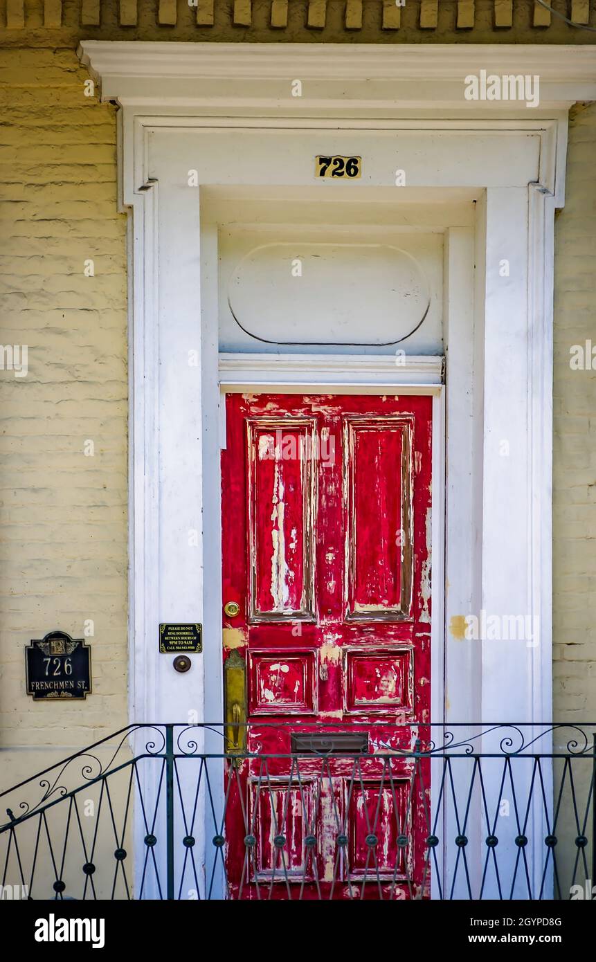 Uno storico cottage creolo su Frenchmen Street presenta una porta rossa, il 15 novembre 2021, a New Orleans, Louisiana. La casa è stata costruita nel 1869. Foto Stock
