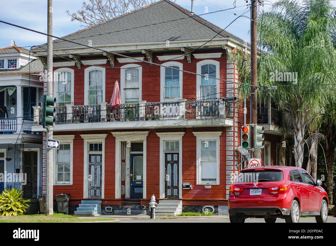 Un duplex sorge su Elysian Fields Avenue, 15 novembre 2015, a New Orleans, Louisiana. La struttura storica è stata costruita nel 1900. Foto Stock