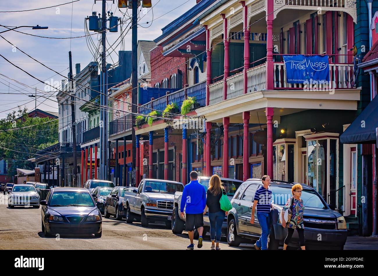 I turisti passano tre Muses su Frenchmen Street, 15 novembre 2015, a New Orleans, Louisiana. Foto Stock