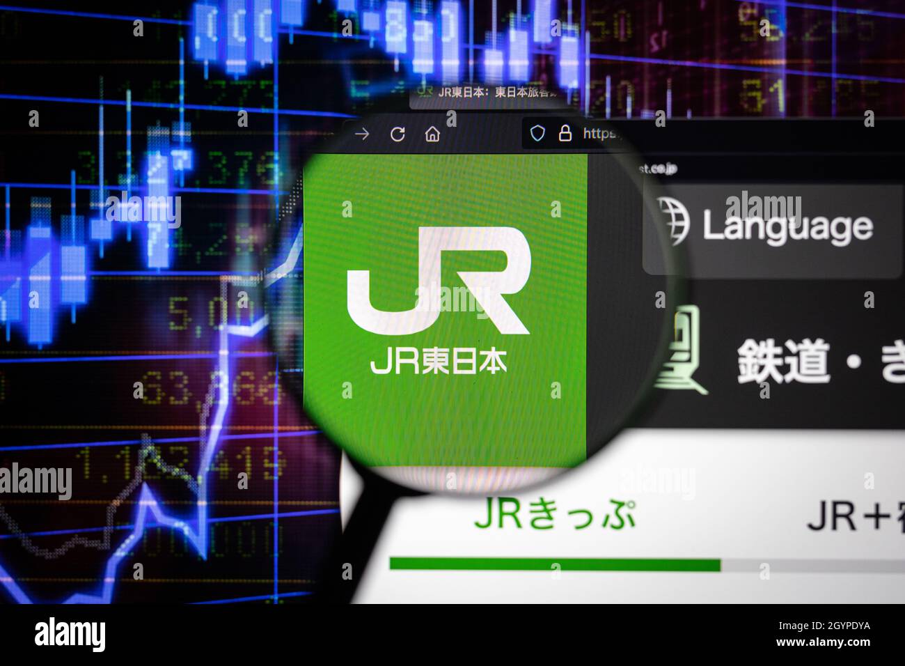 Logo della compagnia ferroviaria del Giappone centrale su un sito web con grafici del mercato azionario sfocati sullo sfondo, visto su uno schermo del computer Foto Stock