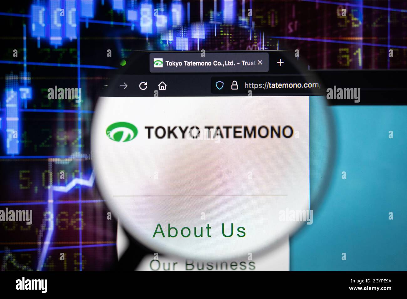Tokyo Tematemono logo aziendale su un sito web con blurry di mercato azionario in background, visto su uno schermo del computer attraverso una lente d'ingrandimento. Foto Stock