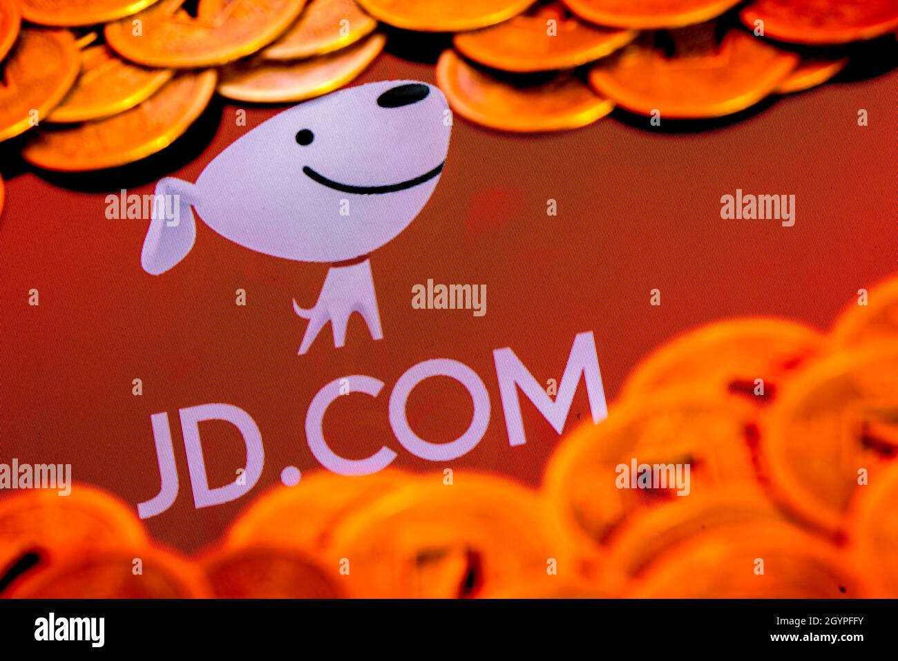 JD.com è una società cinese di e-commerce. JD.com logo circondato da sfocate monete feng shui. Foto Stock