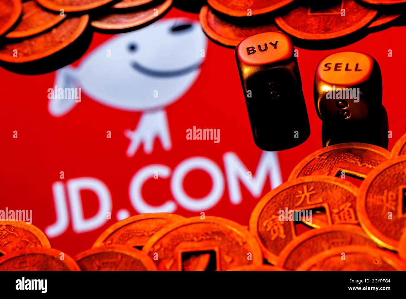 JD.com è una società cinese di e-commerce. Morsi con le parole VENDERE COMPRARE. JD.com logo circondato da monete feng shui. Foto Stock