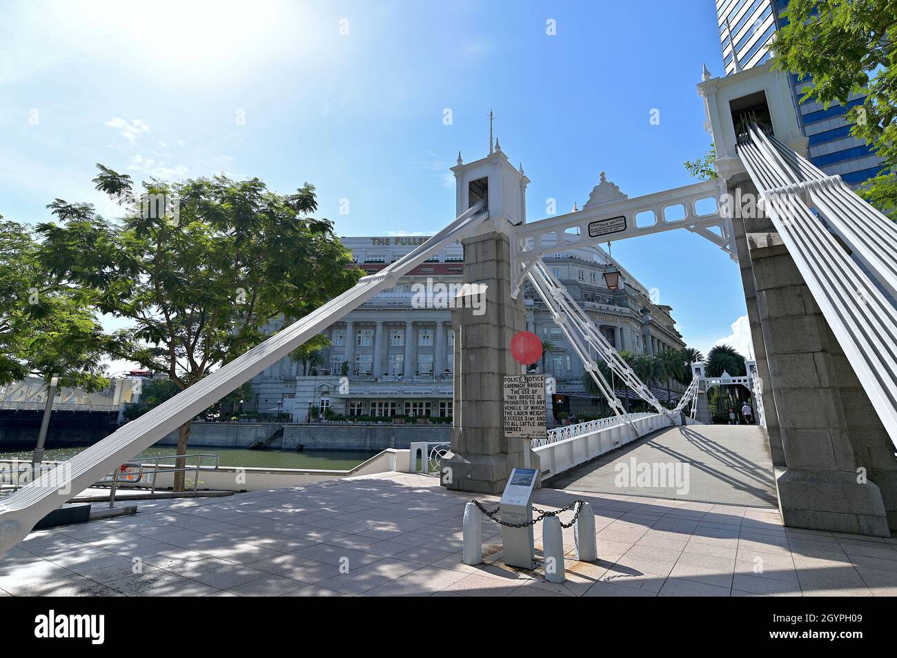 Il Cavenagh Bridge, originariamente aperto nel 1869, è il più antico ponte di Singapore che esiste nella sua forma originale Foto Stock