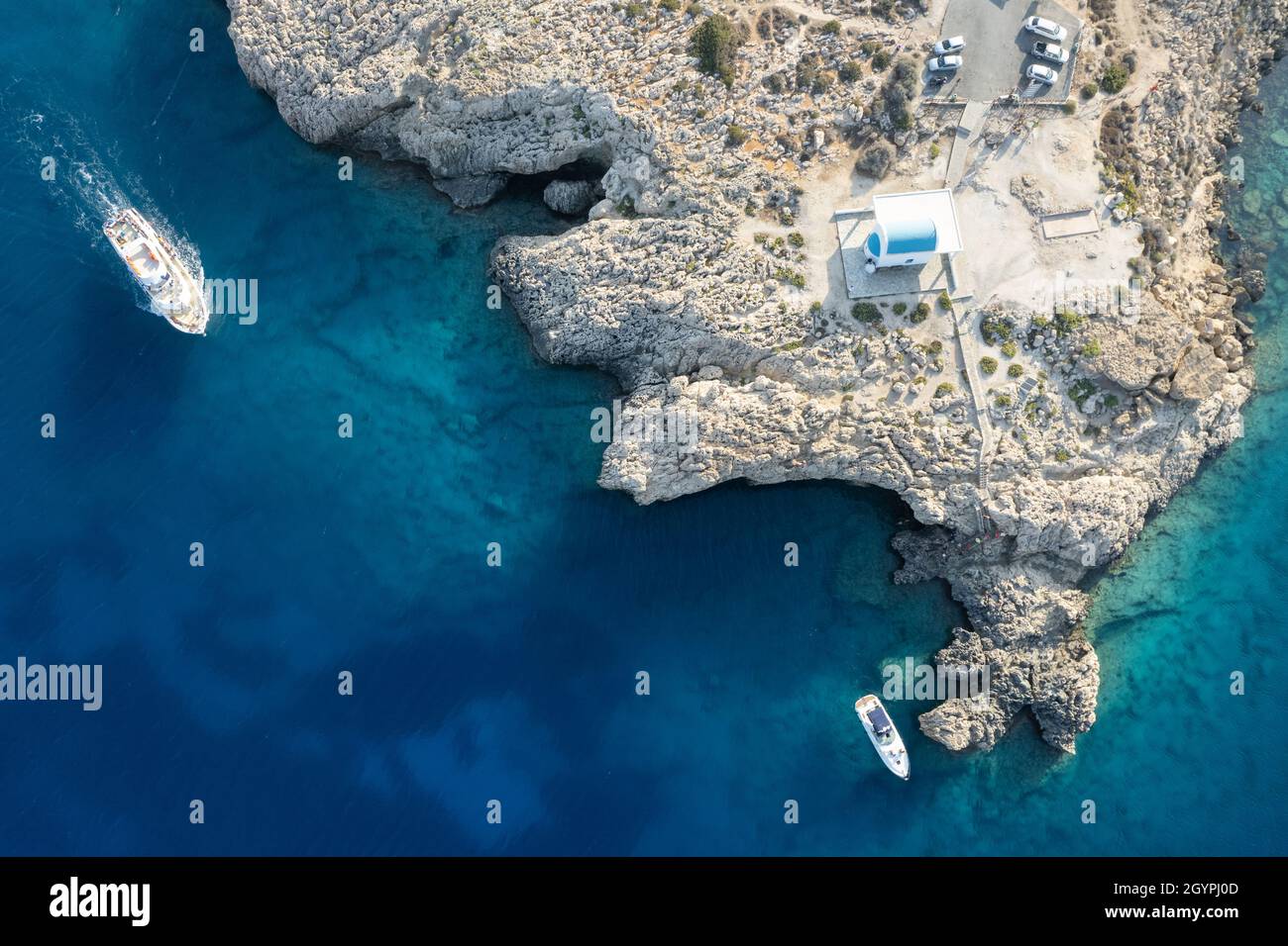 Foto aerea del drone della penisola di Capo Greko con la chiesa di Agioi Anargyroi sulle rocce. Crociera barche turistiche vela. Foto Stock