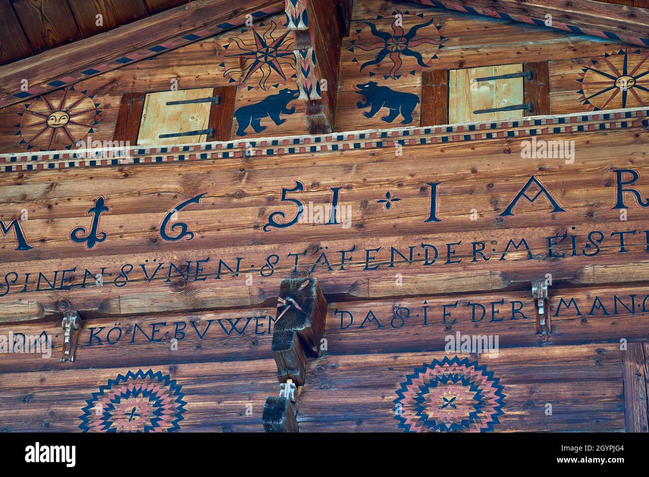 Decorazioni in chalet svizzero nella famosa Simmental, Berner Oberland, Svizzera Foto Stock