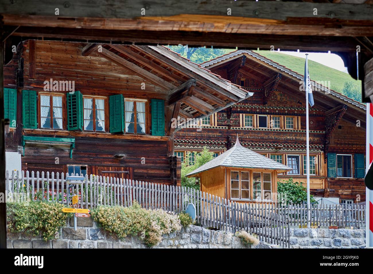Scenario chalet svizzero - vista dal vecchio ponte di legno a Weissenbach, Simmental, Berner Oberland, Svizzera Foto Stock