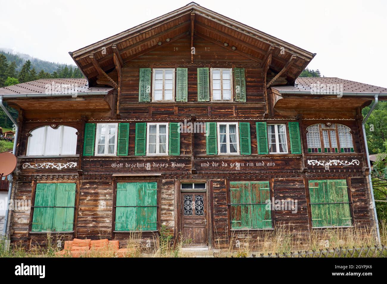Vecchio chalet svizzero abbandonato con finestre a bordo - Simmental, Berner Oberland, Svizzera Foto Stock