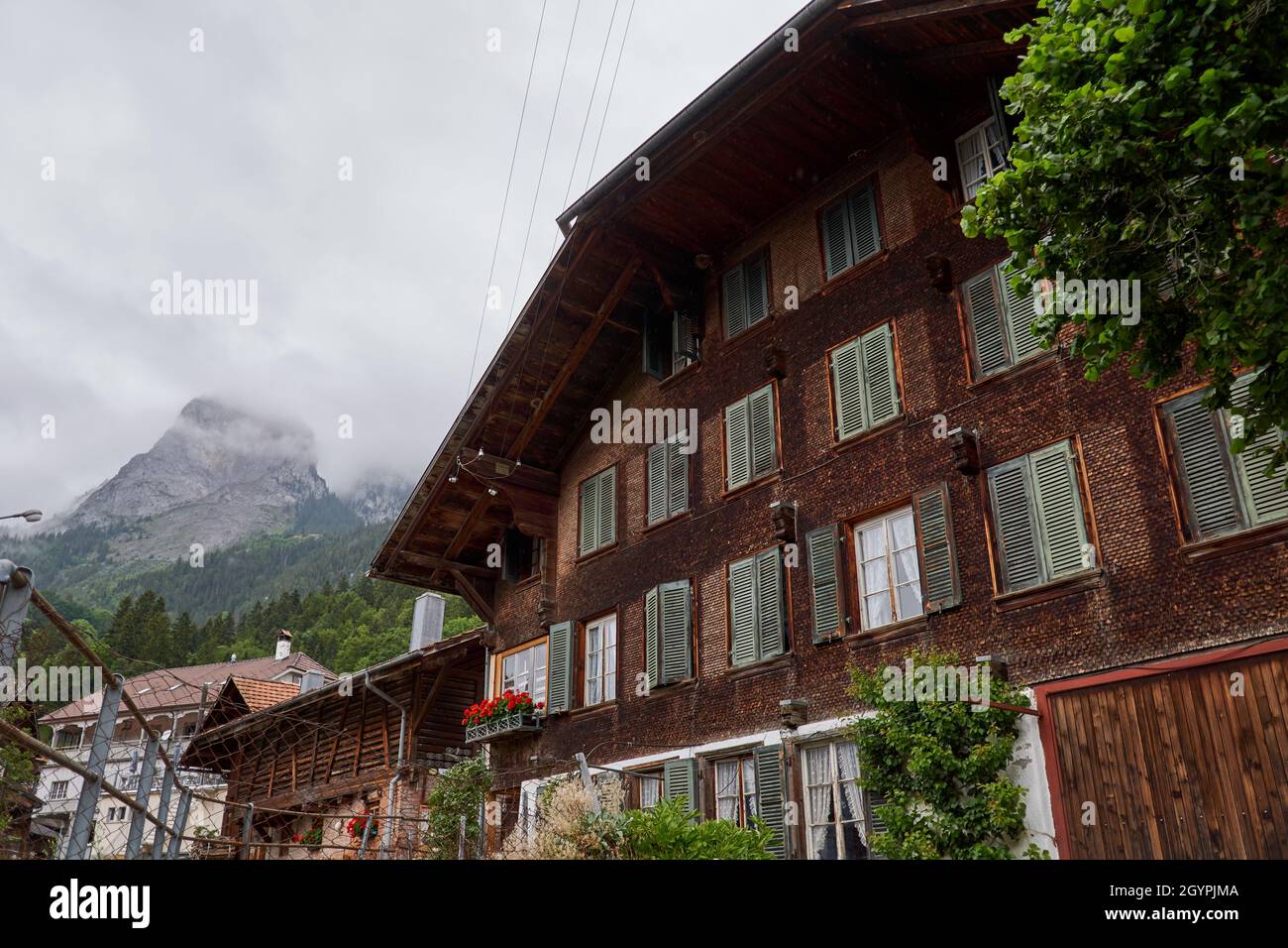 Chalet e montagna svizzeri - Simmental, Berner Oberland, Svizzera Foto Stock