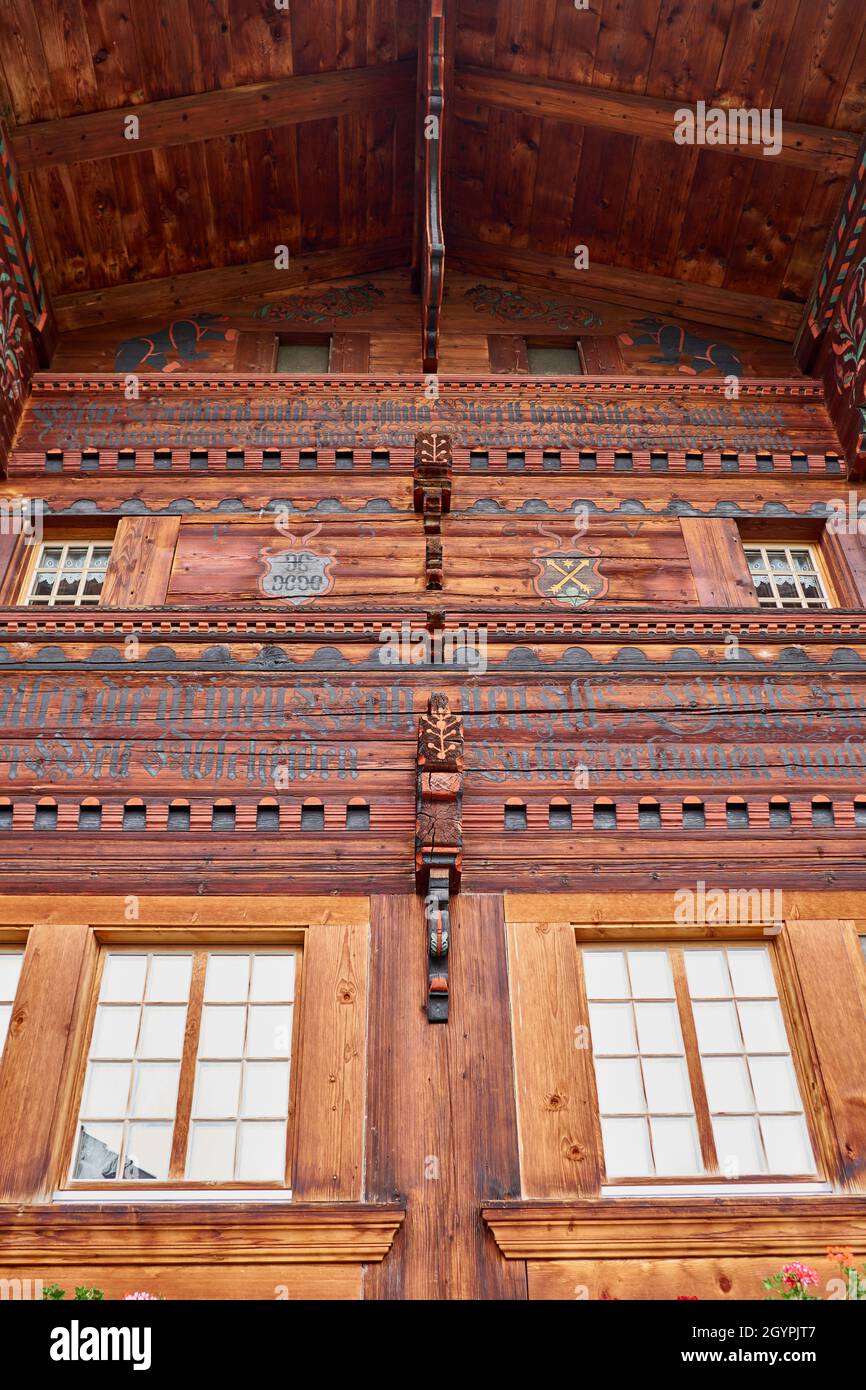 Primo piano di uno chalet svizzero riccamente decorato - Simmental, Berner Oberland, Svizzera Foto Stock