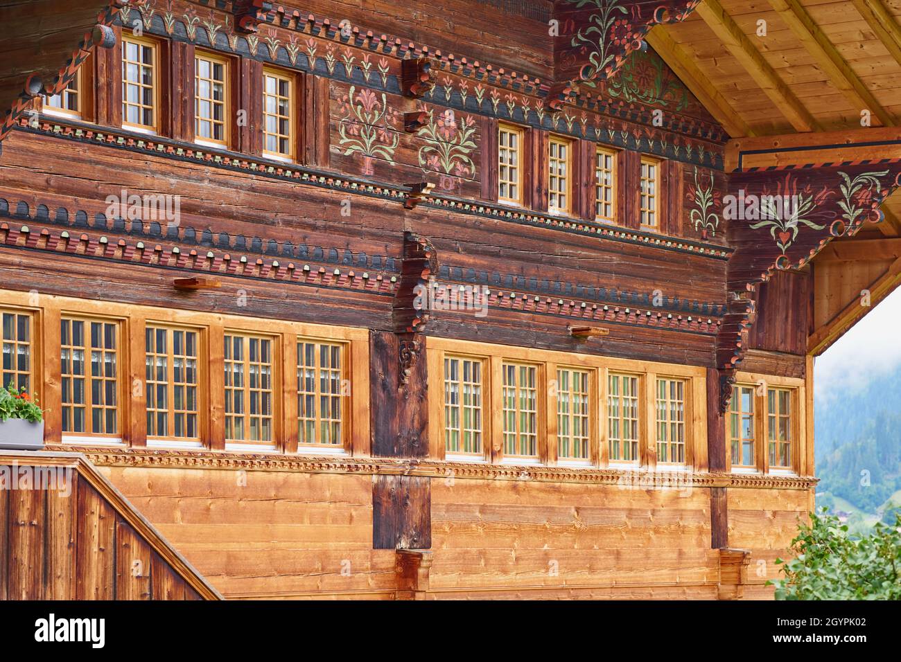 Primo piano di uno chalet svizzero tradizionale dipinto a mano - Simmental, Berner Oberland, Svizzera Foto Stock