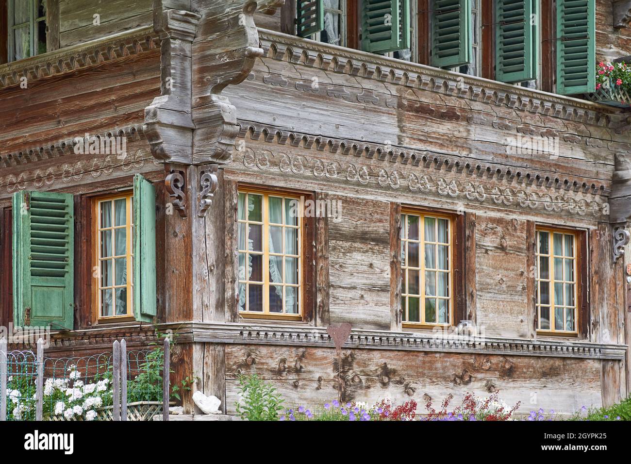 Primo piano di uno splendido chalet svizzero intagliato - Simmental, Oberland Bernese, Svizzera Foto Stock