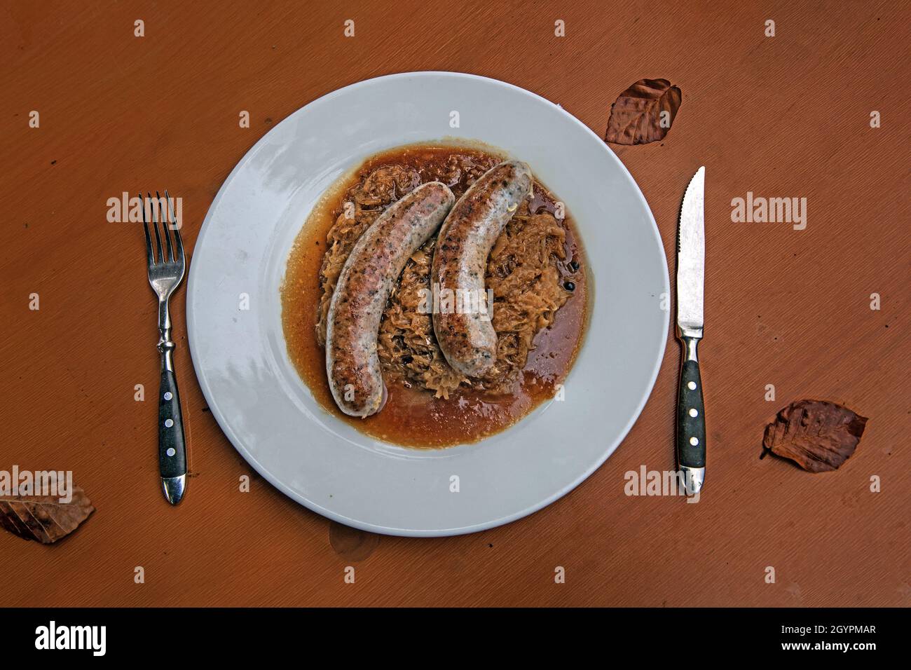 Bratwursts (salsicce fritte), una specialità svevo-bavarese su un tavolo da birreria all'aperto Foto Stock