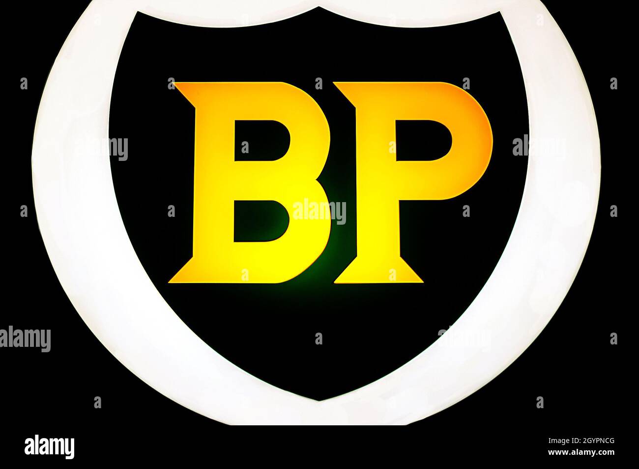Il logo BP (British Petroleum) sul cartello pubblicitario illuminato in mostra a Baku, Azerbaijan - 12 aprile 2017 Foto Stock