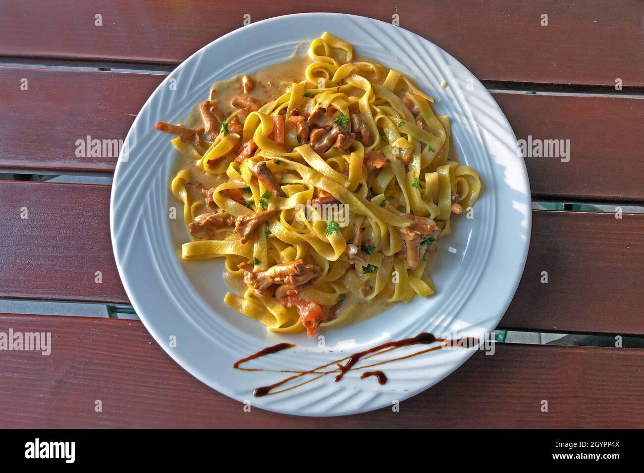 Tagliatelle ai gallinacci (tagliatelle con funghi), un primo piatto tipico italiano Foto Stock