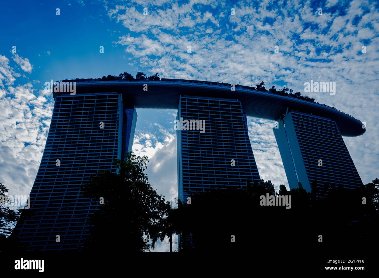 Il resort Marina Bay Sands si staglia su un cielo blu. Foto Stock