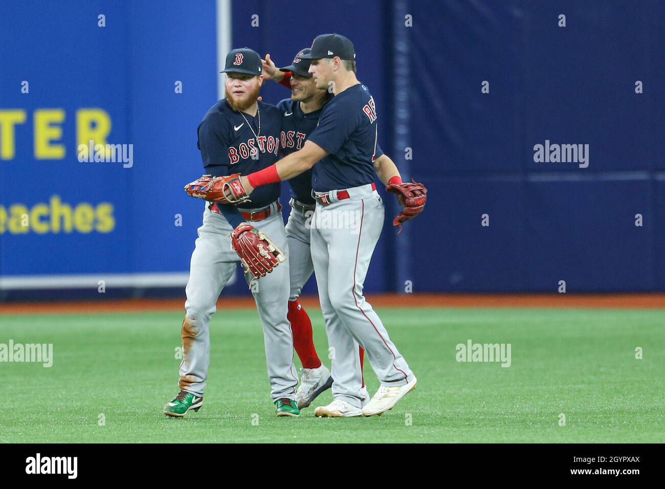 San Pietroburgo, Florida. USA; Boston Red Sox Outfielders Alex Verdugo (99) Enrique Hernandez (5) e Hunter Renfroe (10) celebrano la vittoria di Boston dopo Th Foto Stock