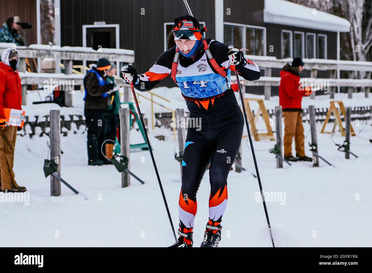 Robert Warren del Minnesota si scola in una corsia di tiro durante la corsa di sprint di biathlon regionale orientale/centrale 2020 a Camp Ripley, gennaio 17 2020. Foto Stock