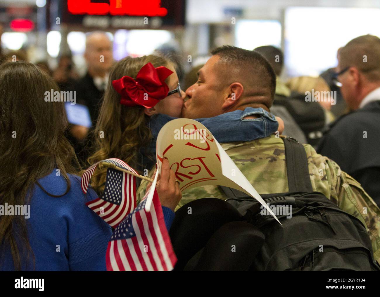 Personale Sgt. ALFER Thompson, un journeyman di sistemi di trasmissione a radiofrequenza, assegnato al 130o Squadrone Ingegneria e installazioni, è un saluto da amici e familiari all'aeroporto internazionale di Salt Lake 23 gennaio 2020. Thompson, insieme ad altri membri della sua unità, tornò a casa dopo sei mesi di dispiegamento nel medio Oriente. (STATI UNITI Foto della Guardia Nazionale aerea di Tech. SGT. John Winn) Foto Stock