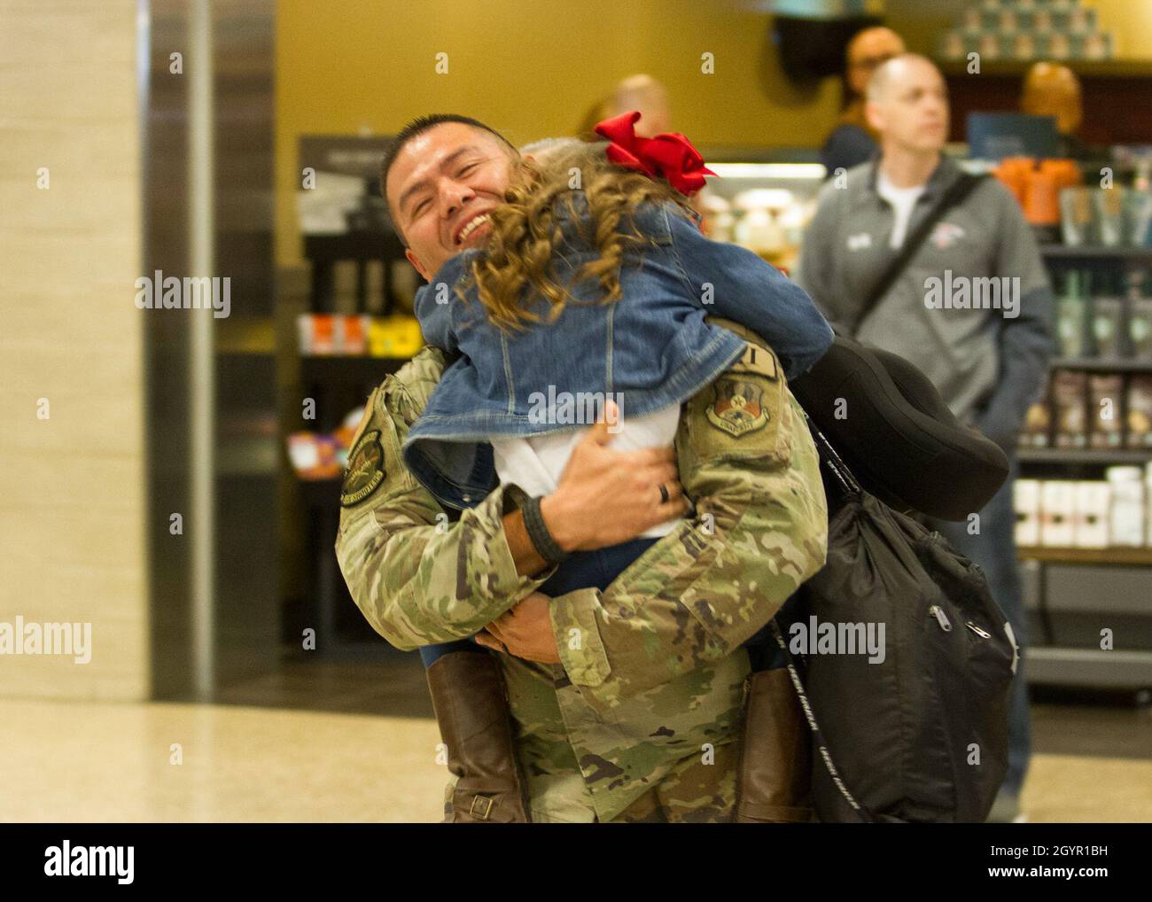 Personale Sgt. ALFER Thompson, un journeyman di sistemi di trasmissione a radiofrequenza, assegnato al 130o Squadrone Ingegneria e installazioni, è un saluto da amici e familiari all'aeroporto internazionale di Salt Lake 23 gennaio 2020. Thompson, insieme ad altri membri della sua unità, tornò a casa dopo sei mesi di dispiegamento nel medio Oriente. (STATI UNITI Foto della Guardia Nazionale aerea di Tech. SGT. John Winn) Foto Stock