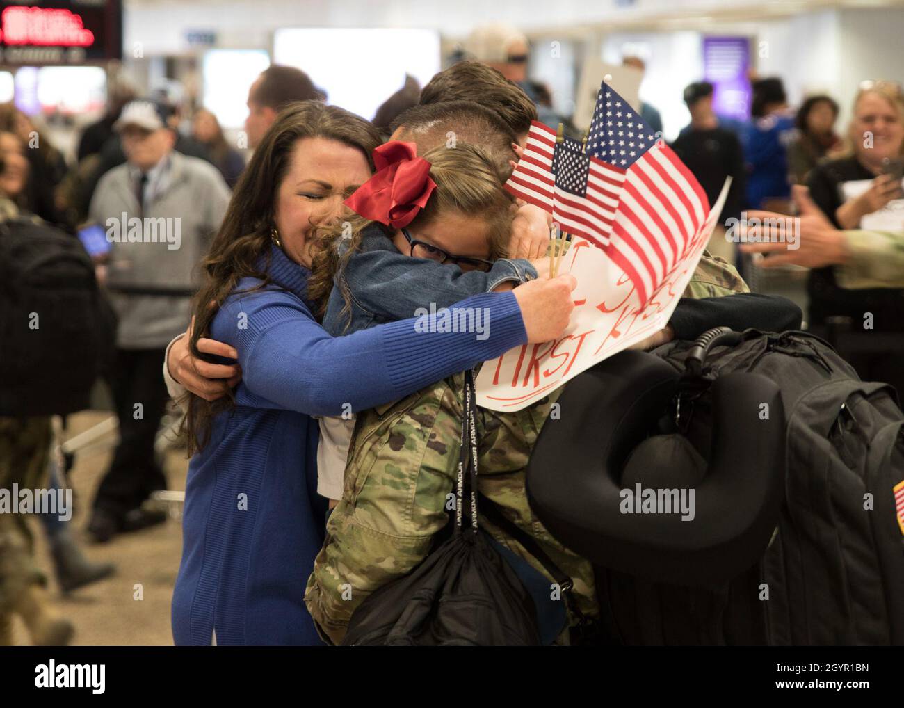 Personale Sgt. ALFER Thompson, un journeyman di sistemi di trasmissione a radiofrequenza, assegnato al 130o Squadrone Ingegneria e installazioni, è un saluto da amici e familiari all'aeroporto internazionale di Salt Lake 23 gennaio 2020. Thompson, insieme ad altri membri della sua unità, tornò a casa dopo sei mesi di dispiegamento nel medio Oriente. (STATI UNITI Foto della Guardia Nazionale aerea di Tech. SGT. John Winn) Foto Stock