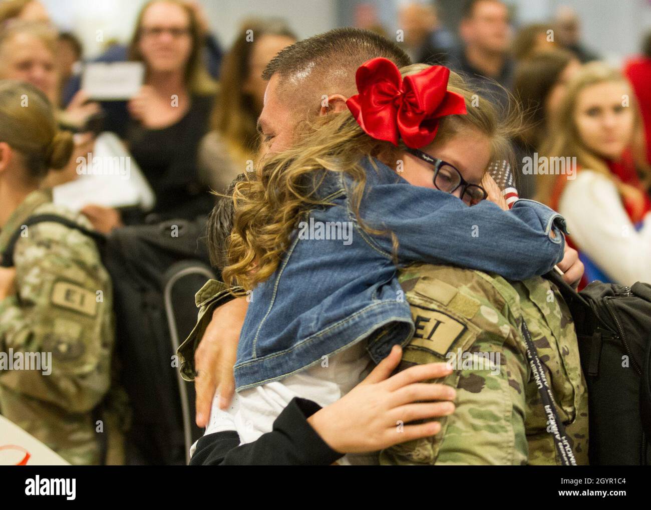 Personale Sgt. ALFER Thompson, un journeyman di sistemi di trasmissione a radiofrequenza, assegnato al 130o Squadrone Ingegneria e installazioni, è un saluto da amici e familiari all'aeroporto internazionale di Salt Lake 23 gennaio 2020. Thompson, insieme ad altri membri della sua unità, tornò a casa dopo sei mesi di dispiegamento nel medio Oriente. (STATI UNITI Foto della Guardia Nazionale aerea di Tech. SGT. John Winn) Foto Stock