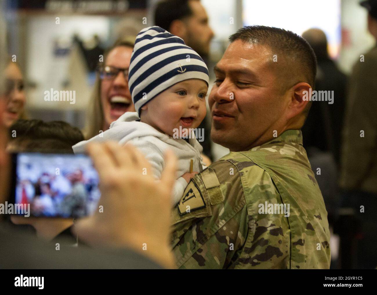 Personale Sgt. ALFER Thompson, un journeyman di sistemi di trasmissione a radiofrequenza, assegnato al 130o Squadrone Ingegneria e installazioni, è un saluto da amici e familiari all'aeroporto internazionale di Salt Lake 23 gennaio 2020. Thompson, insieme ad altri membri della sua unità, tornò a casa dopo sei mesi di dispiegamento nel medio Oriente. (STATI UNITI Foto della Guardia Nazionale aerea di Tech. SGT. John Winn) Foto Stock