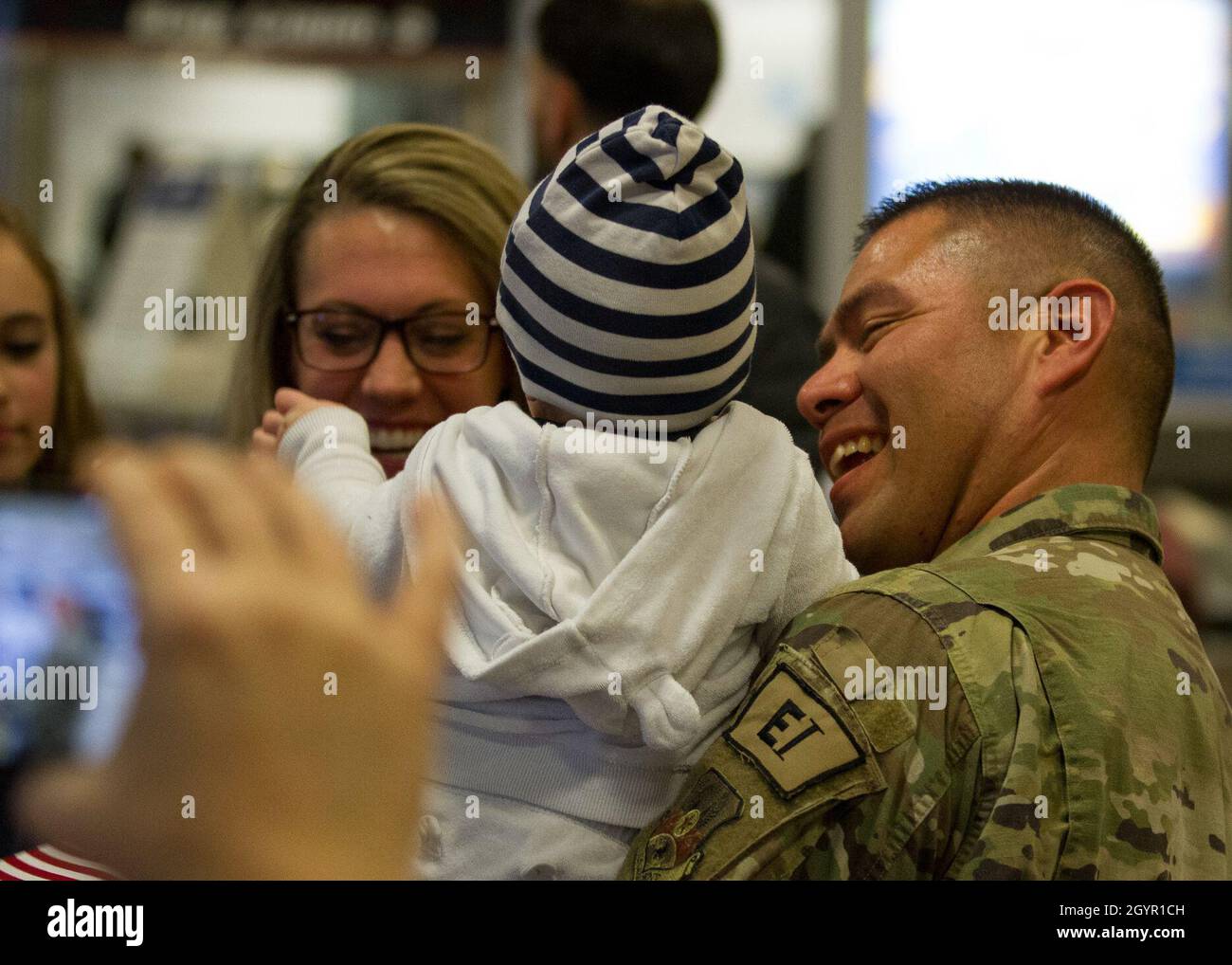 Personale Sgt. ALFER Thompson, un journeyman di sistemi di trasmissione a radiofrequenza, assegnato al 130o Squadrone Ingegneria e installazioni, è un saluto da amici e familiari all'aeroporto internazionale di Salt Lake 23 gennaio 2020. Thompson, insieme ad altri membri della sua unità, tornò a casa dopo sei mesi di dispiegamento nel medio Oriente. (STATI UNITI Foto della Guardia Nazionale aerea di Tech. SGT. John Winn) Foto Stock
