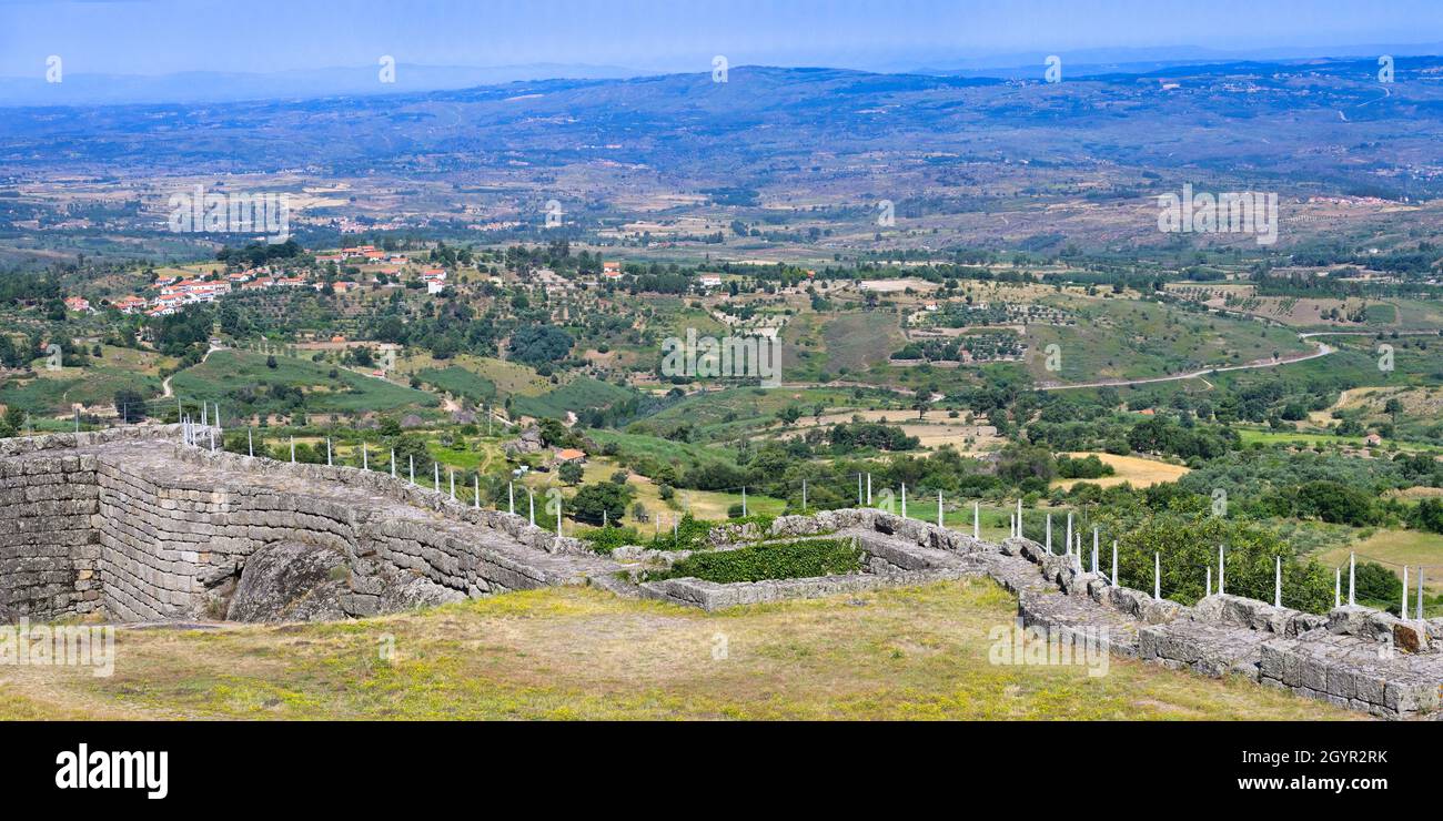 Bastioni del castello, Linhares de Beira, villaggio storico intorno alla Serra da Estrela, distretto di Castelo Branco, Beira, Portogallo Foto Stock