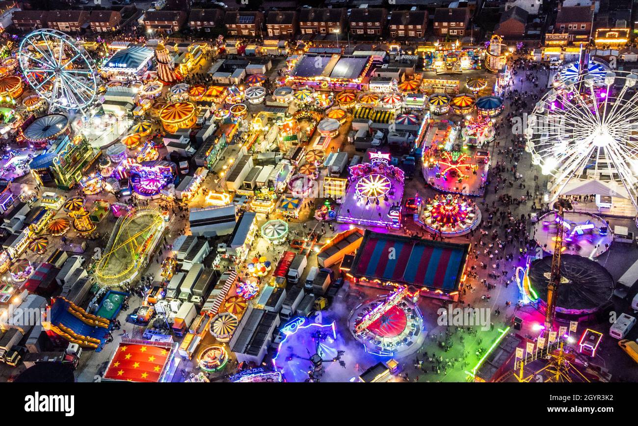 La notte di apertura della fiera di Hull, a Hull, Yorkshire, una delle più grandi fiere itineranti d'Europa, che offre oltre 250 giostre e una serie di attrazioni. Data foto: Venerdì 8 ottobre 2021. Foto Stock