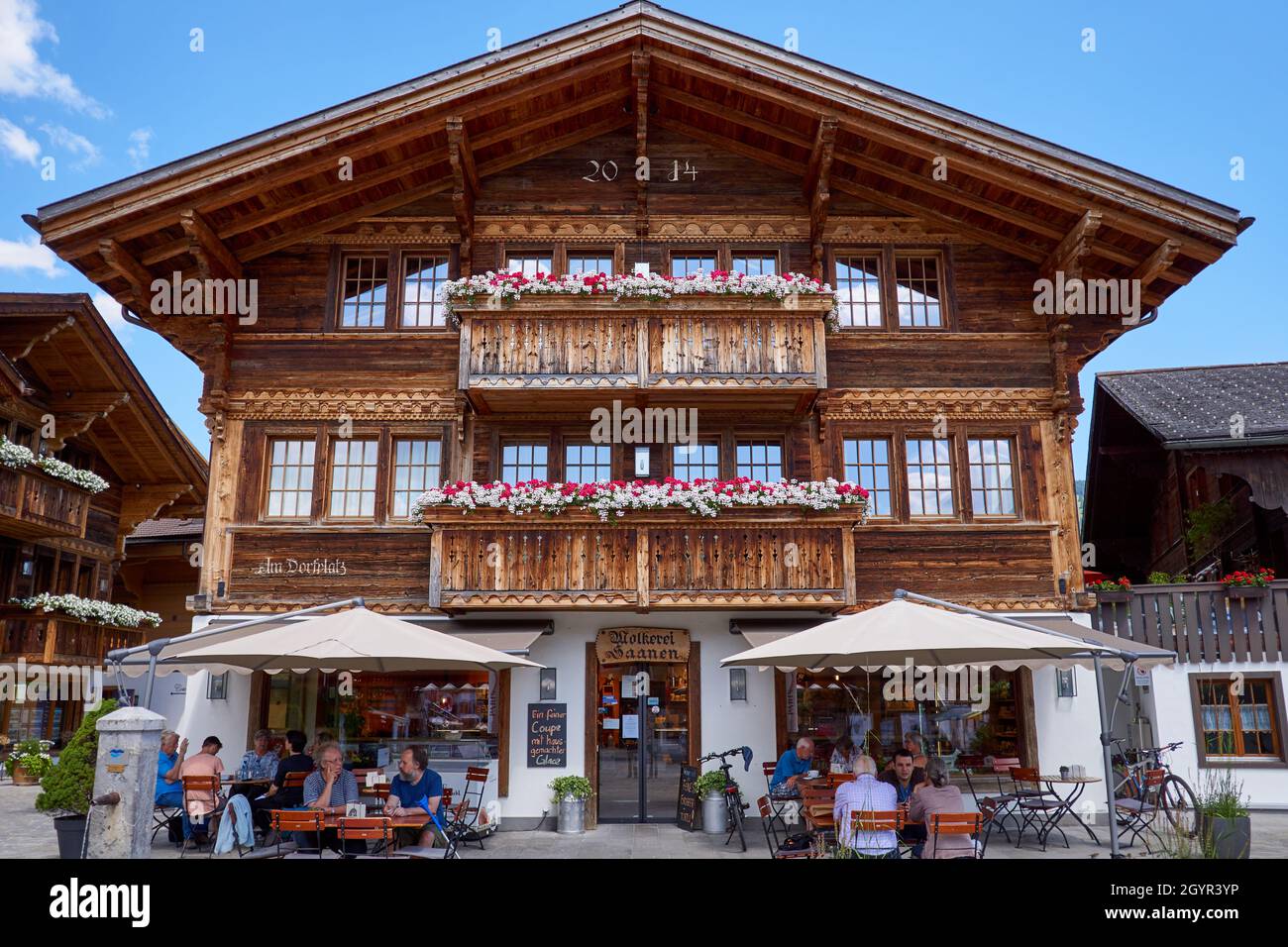 Cafe ristorante e negozio in uno chalet nel centro del villaggio di Saanen - Oberland Bernese, Svizzera Foto Stock