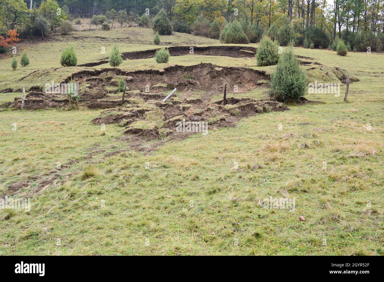 Lendslide sul prato di montagna dopo una lunga pioggia pesante Foto Stock