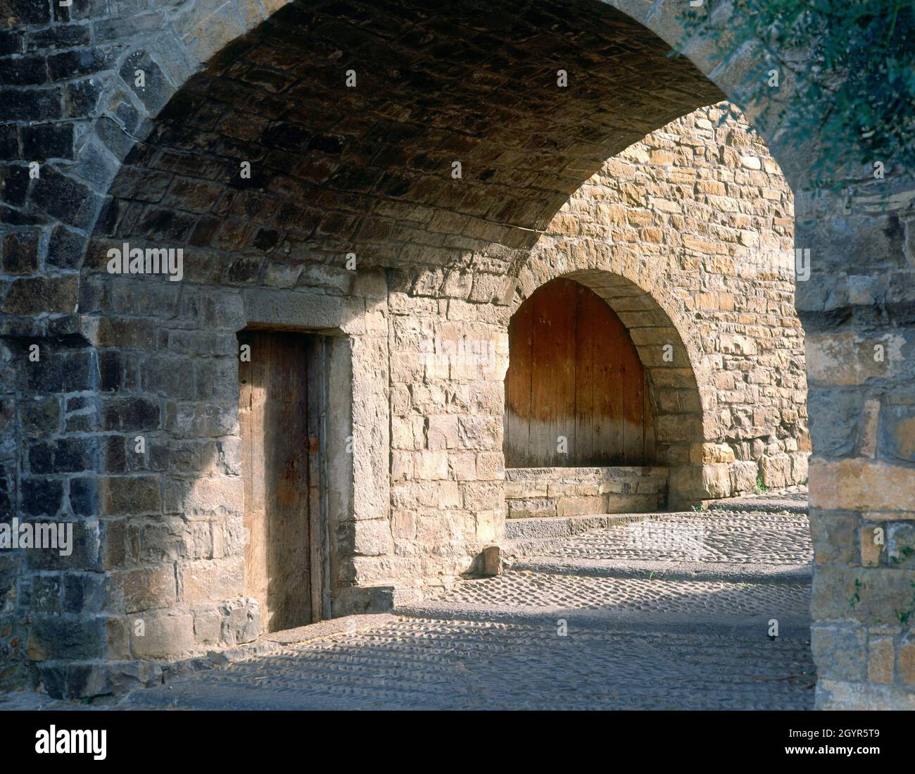 CALLE EMPEDRADA CON ARCO. Ubicazione: ESTERNO. Ainsa. HUESCA. SPAGNA. Foto Stock