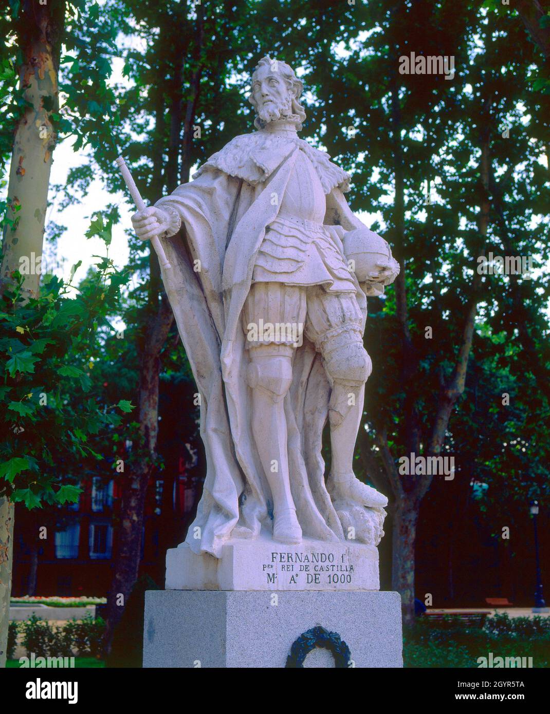 ESCULTURA DE FERNANDO I REY DE CASTILLA - JARDINES DE LA PLAZA DE ORIENTE. UBICAZIONE: PLAZA DE ORIENTE. MADRID. SPAGNA. FERNANDO I DE CASTILLA Y LEON EL MAGNO. Foto Stock