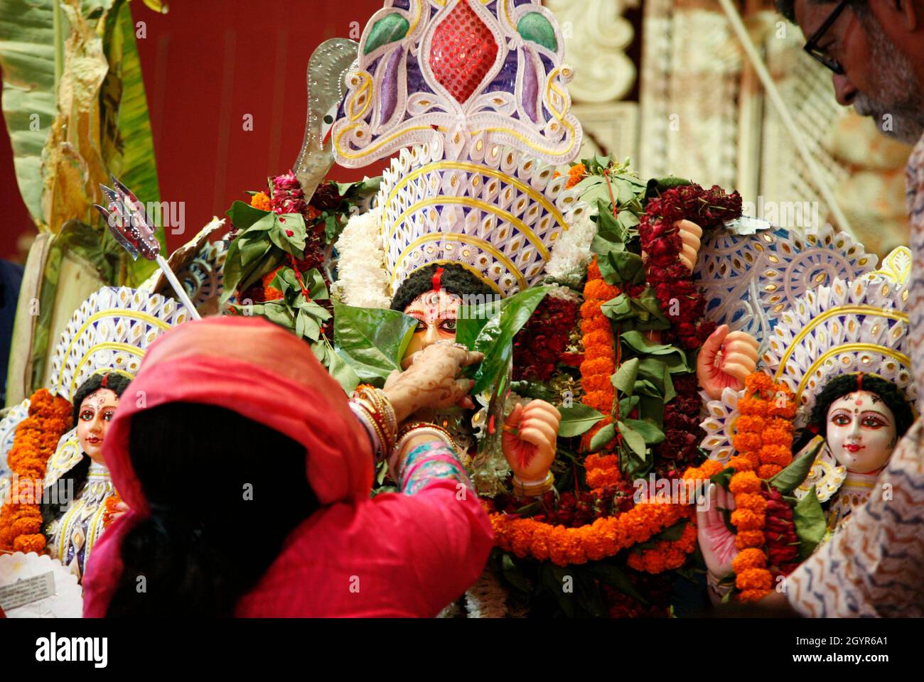 Le donne del Bengalese indiano prendono parte ad una khela indoor durante il festival di Durga puja in occasione del festival di Vijay Dashmi a Nuova Delhi. Foto Stock