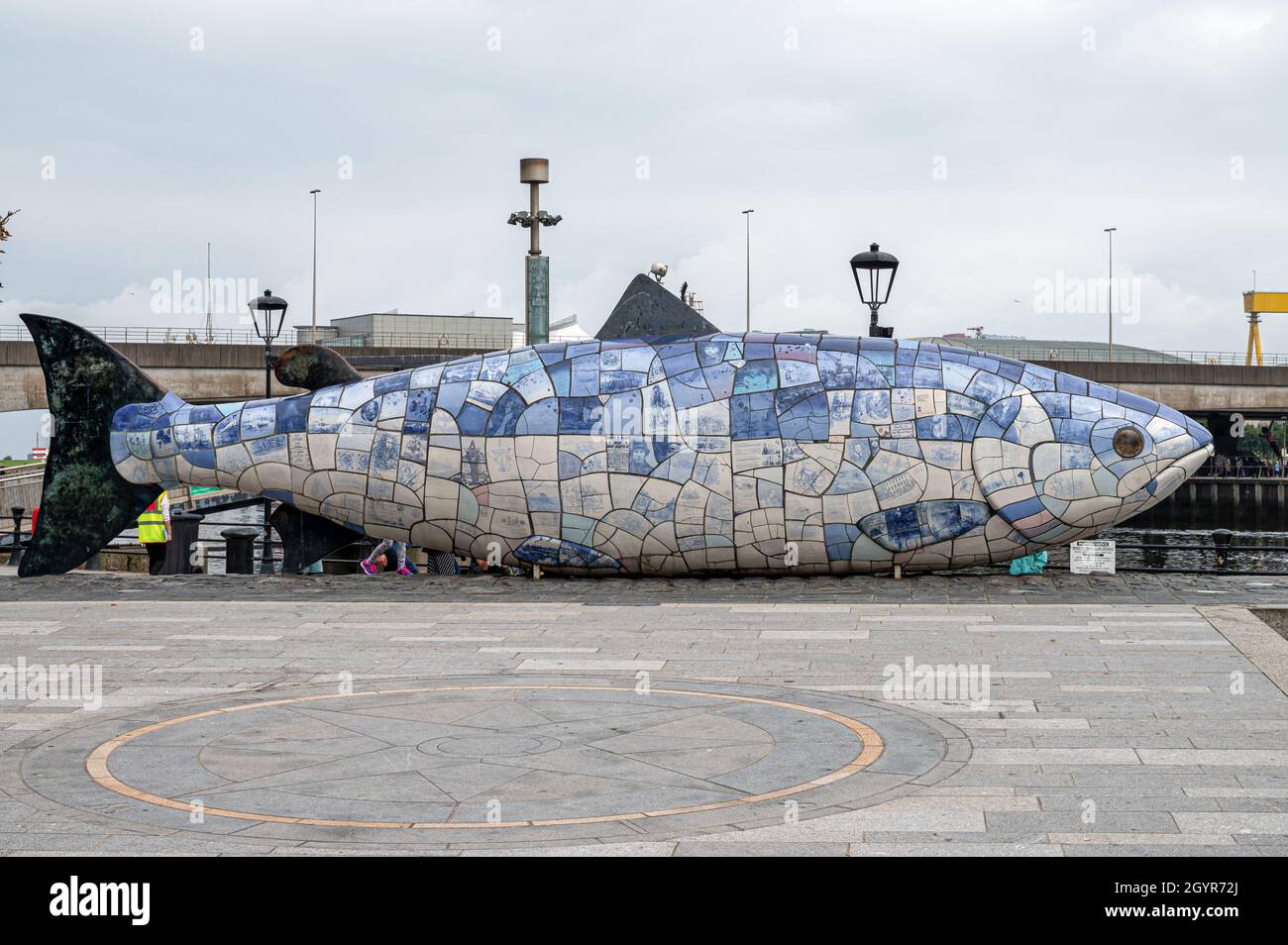Belfast, N.Ireland- 4 settembre 2021: Il salmone della conoscenza, noto anche come il Big Fish nella città di Belfast. Foto Stock