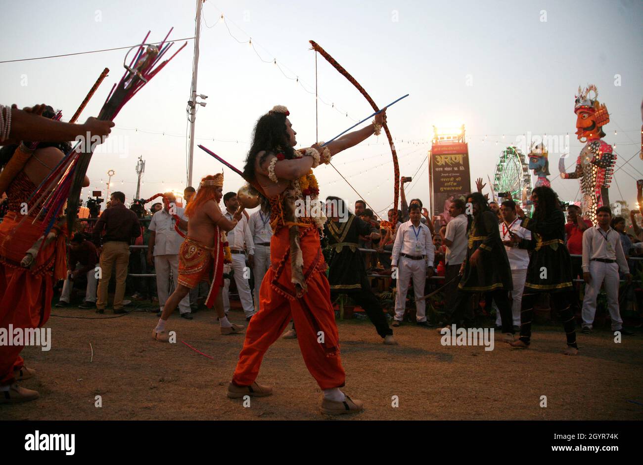 Gli artisti eseguono un duirng un gioco chiamato Ramleela che è basato sulla storia mitologica indiana Ramayan davanti al festival di Dussehra a Nuova Delhi, India. Foto Stock