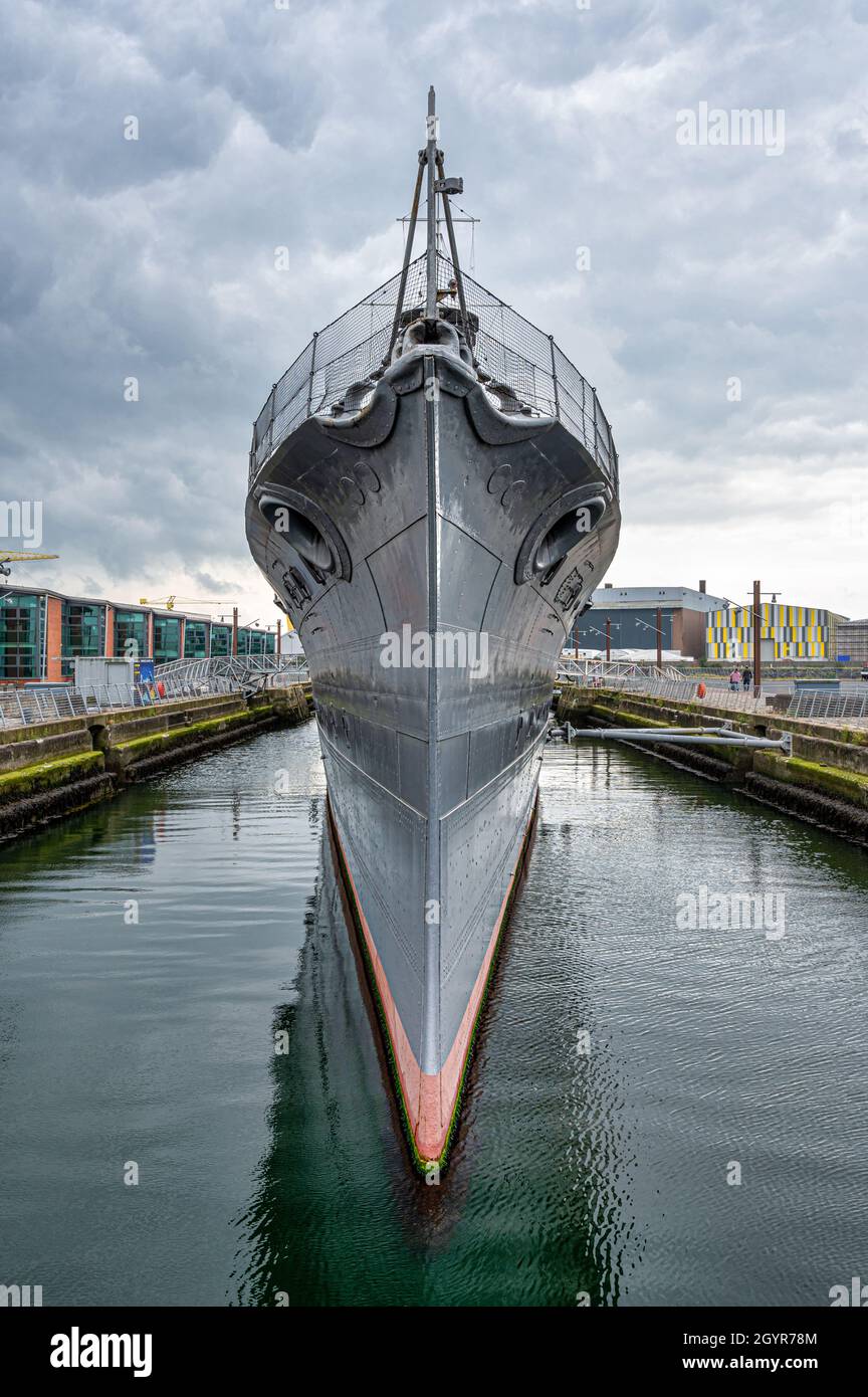 Belfast, N.Ireland- 4 settembre 2021: L'arco di HMS Caroline che ora fa parte del Royal Navy National Museum presso i moli di Belfast. Foto Stock