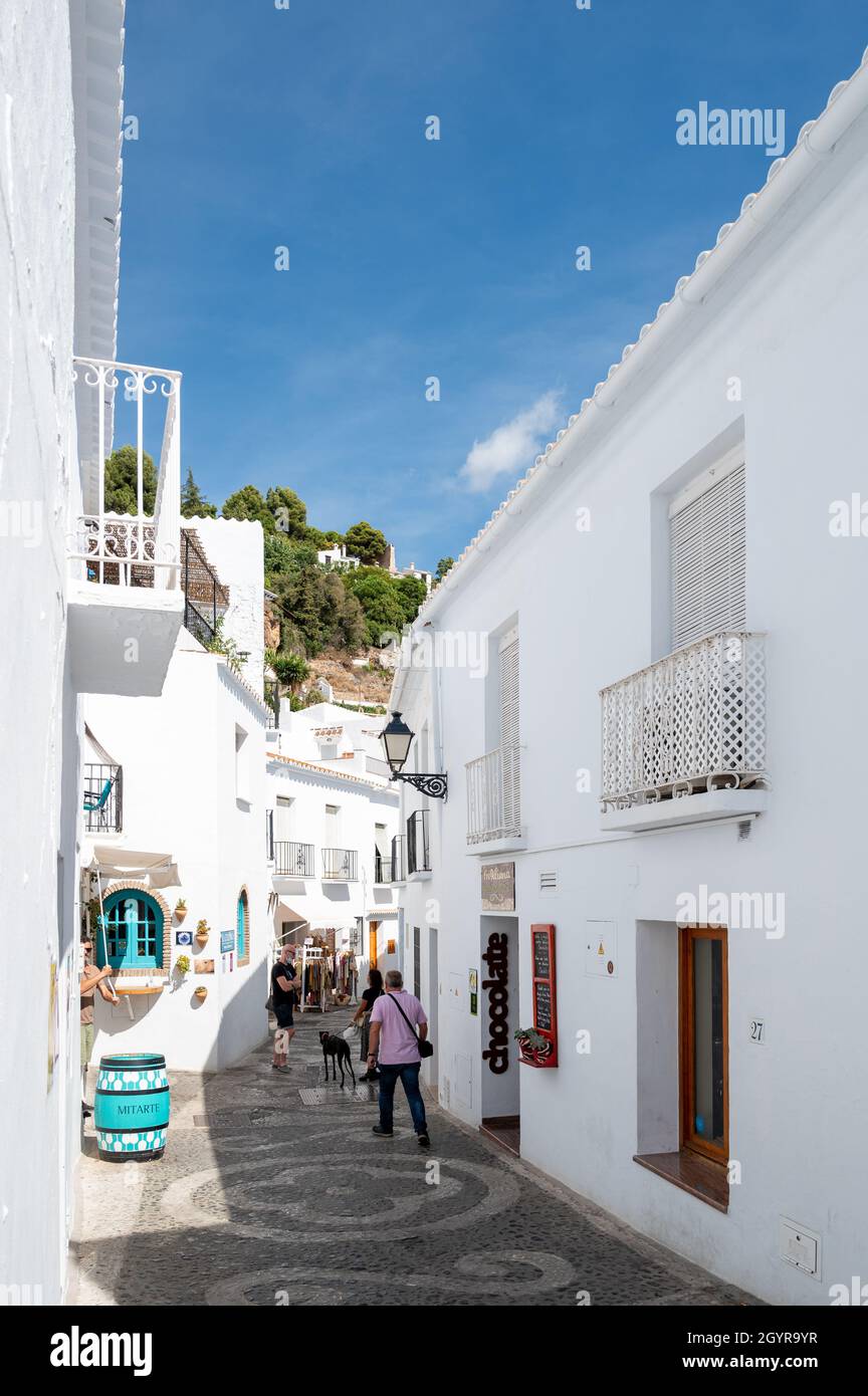 Frigiliana, Andalusia, Spagna 03 ottobre 2021, strada stretta in una bella e famosa città nel sud della spagna con case bianche Foto Stock