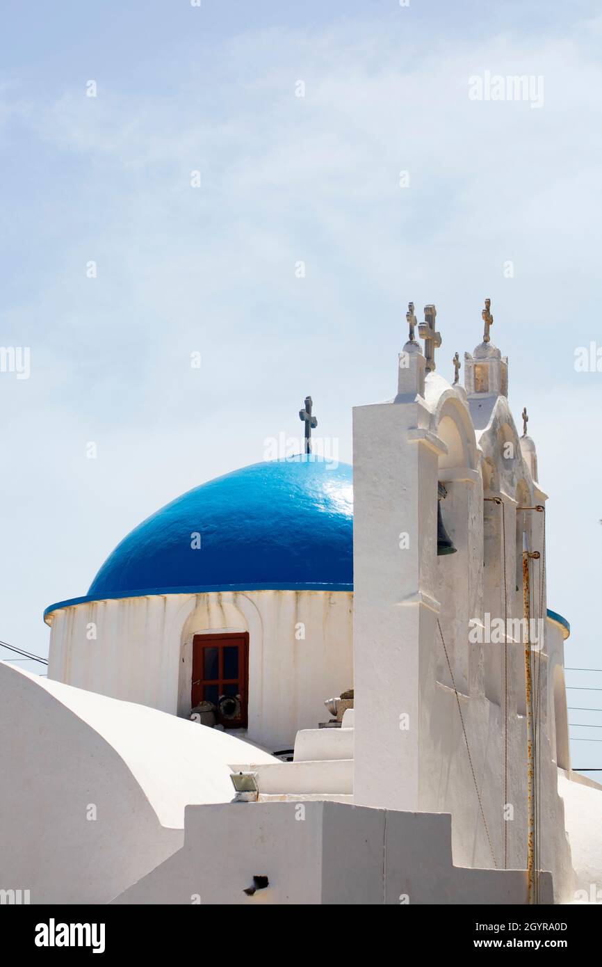 Isola di Sikinos, Grecia bella vecchia chiesa nel villaggio Vista di campanile e cupola blu foto verticale con spazio copia Foto Stock