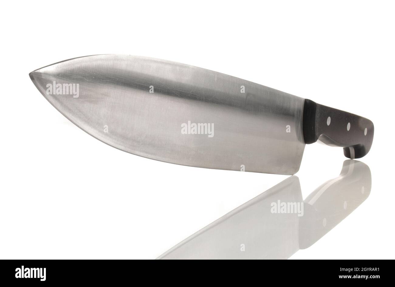 Grande coltello da cucina, isolato su sfondo bianco. Sfaldatura massiccia per chef professionisti. Foto Stock