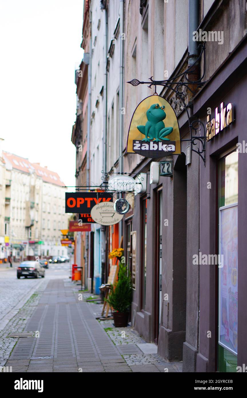 POZNAN, POLONIA - 21 settembre 2013: Uno scenario urbano di strada con piccoli negozi e negozi tra cui il negozio Zabka in Polonia Foto Stock