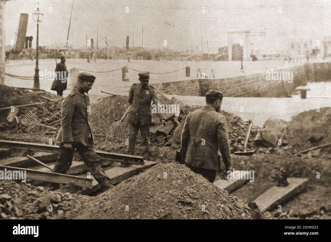 Prima Guerra Mondiale - prigionieri di guerra tedeschi al lavoro in un porto francese Prisonniers de Guerre allemands au travail dans un porto franco Foto Stock