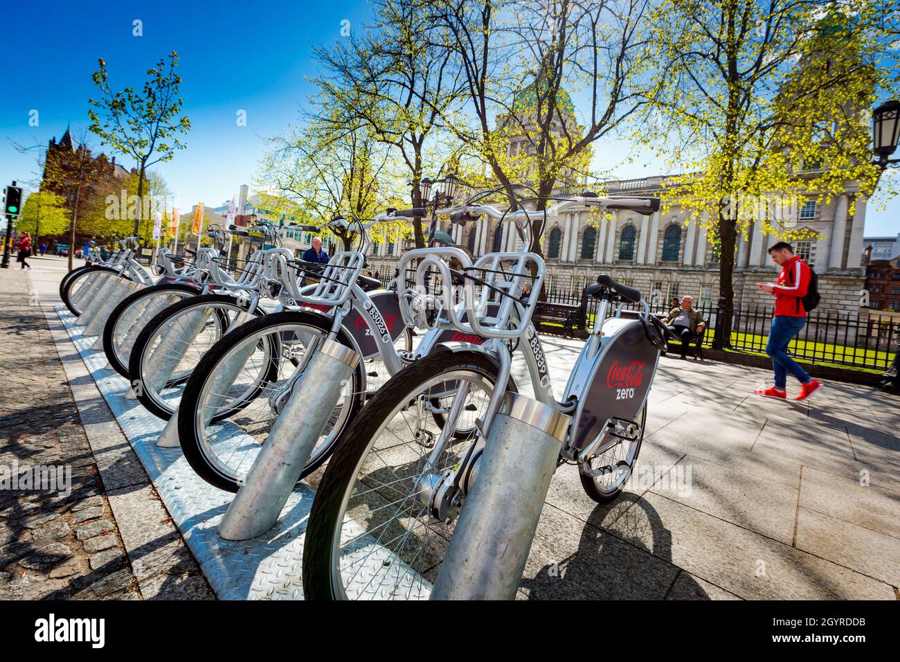 Belfast Bikes aspettano fuori dal municipio il giorno di primavera, Irlanda del Nord Foto Stock