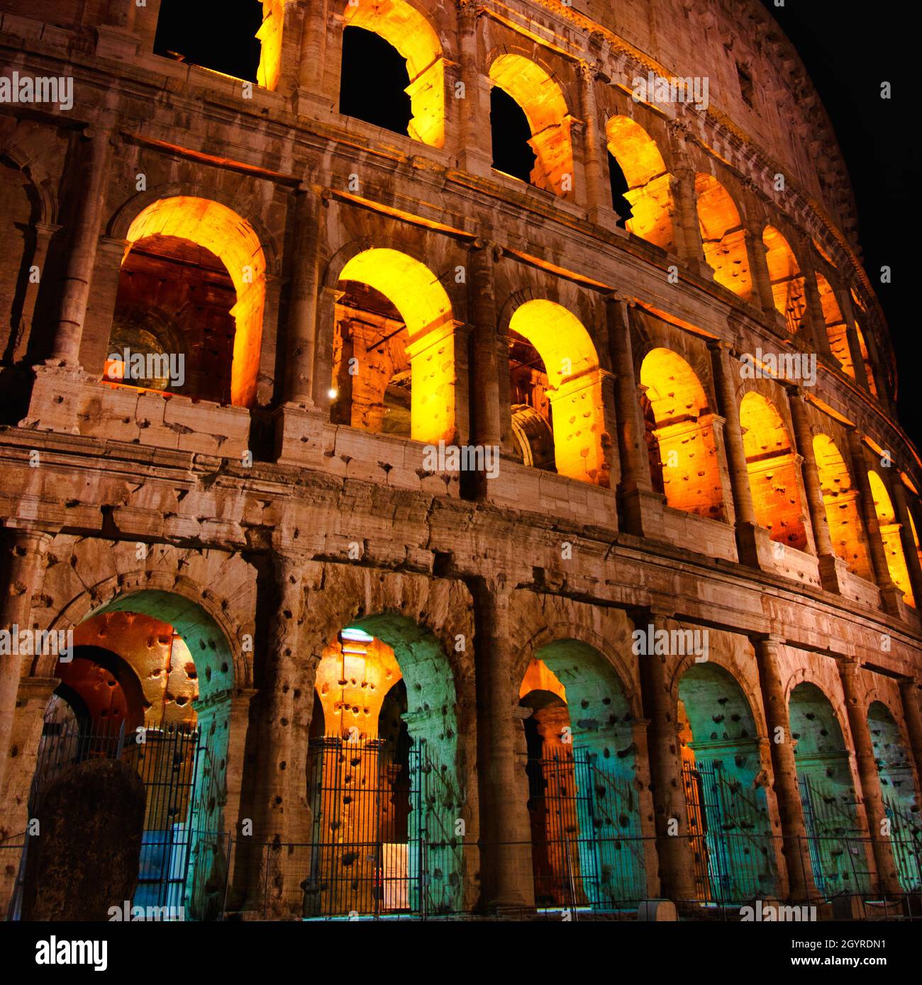 Roma, Italia - 26 aprile 2019 - il punto di riferimento storico di Roma di notte, il Colosseo Foto Stock