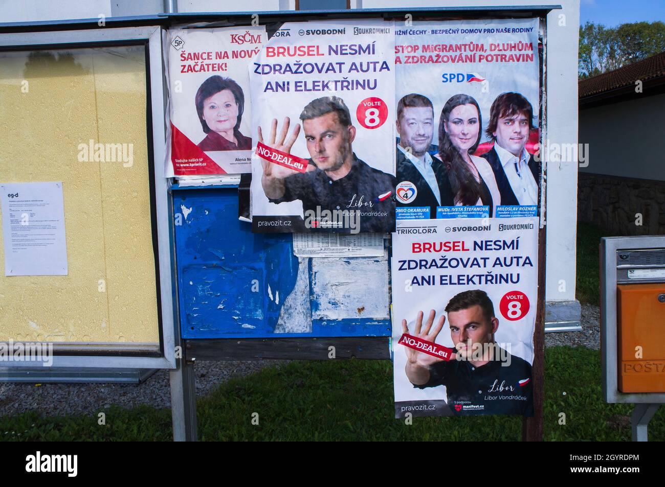 Una casella postale e bacheca di villaggio con manifesti di formazione politica Trikolora Svobodni Soukromnici, il movimento dei cittadini Tricolor, pa comunista Foto Stock