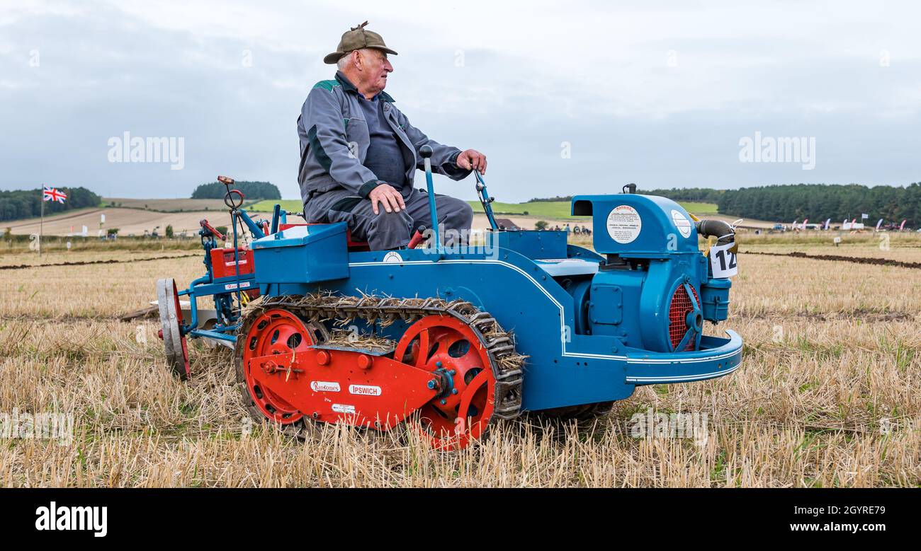 Mindrum Mill, Northumberland, Inghilterra, Regno Unito. 09 ottobre 2021. Campionato britannico di aratura: Si svolgono i 70i campionati, cancellati a causa di Covid-19 lo scorso anno. Nel corso di due giorni, una varietà di classi di trattori e aratri si aggiudica premi. Nella foto: Un aratro orticolo Ransome M66 1954 Foto Stock