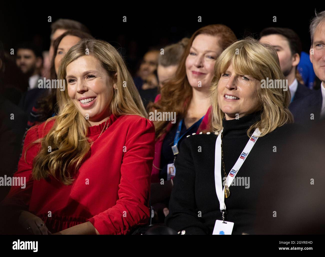 Carrie Johnson, moglie di Boris, e la sorella di Boris Johnson, Rachel, ascoltano il primo ministro britannico che ha tenuto il suo discorso alla Conferenza. Foto Stock